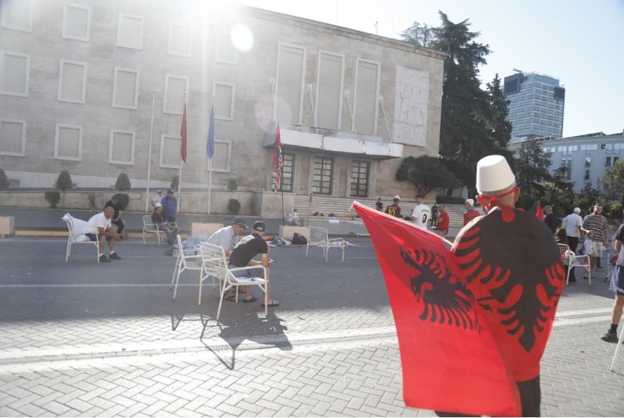 Policia paralajmëron 30 protestuesit që kaluan natën para Kryeministrisë për bllokim të paligjshëm të bulevardit