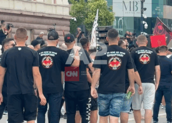Zvërneci/ Tifozët kuqezi i bashkohen protestës para Kryeministrisë!