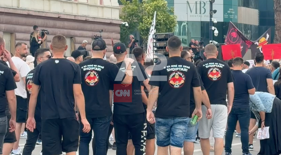 Zvërneci  Tifozët kuqezi i bashkohen protestës para Kryeministrisë 