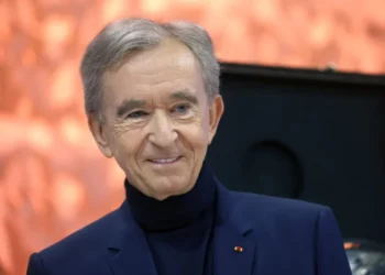 “Ujku me kashmir” nën kritika: Bernard Arnault akuzohet se po vendos nën kontroll shtypin ekonomik francez