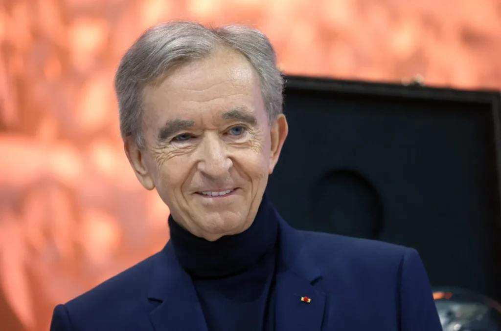  Ujku me kashmir  nën kritika  Bernard Arnault akuzohet se po vendos nën kontroll shtypin ekonomik francez