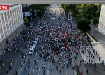 FOTOLAJM/ Nis protesta e 16-të para Kryeministrisë, ja sa është pjesëmarrja