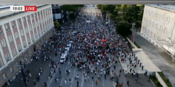 FOTOLAJM/ Nis protesta e 16-të para Kryeministrisë, ja sa është pjesëmarrja
