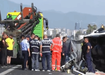 “Fëmija u rikthye në jetë pas ndërhyrjes së mjekëve”, policia del me njoftim zyrtar për aksidentin në Durrës-Tiranë: 1 i vdekur dhe 12 të plagosur