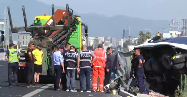  Fëmija u rikthye në jetë pas ndërhyrjes së mjekëve   policia del me njoftim zyrtar për aksidentin në Durrës Tiranë  1 i vdekur dhe 12 të plagosur