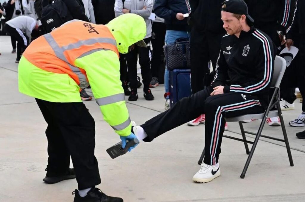 Kupa e Botës “damkoset” për racizëm: Yje të futbollit, arbitra dhe zyrtarë të ekipeve finaliste kontrollohen si banditë nëpër aeroporte!