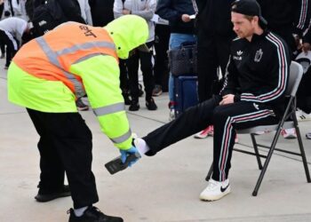 Kupa e Botës “damkoset” për racizëm: Yje të futbollit, arbitra dhe zyrtarë të ekipeve finaliste kontrollohen si banditë nëpër aeroporte!