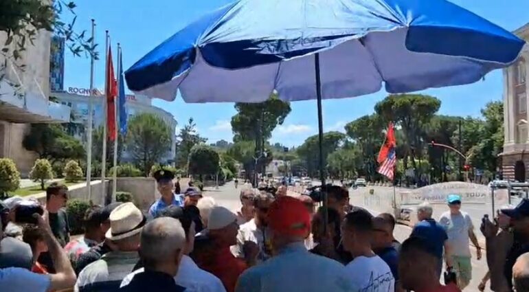 Protestë pa afat para Kryeministrisë  Goxhaj rikthen idenë e Berishës  flet për  mosbindje civile   Le të na arrestojnë  nuk na i ndjen 