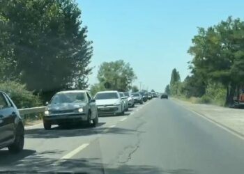 Temperaturat e larta sjellin fluks pushuesish, trafik në aksin Lezhë–Milot dhe Shëngjin