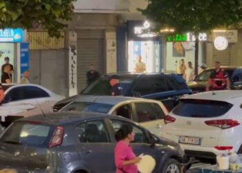 Policia rrethon “ML”-në e zezë në Durrës, një i ri arratiset mes trafikut