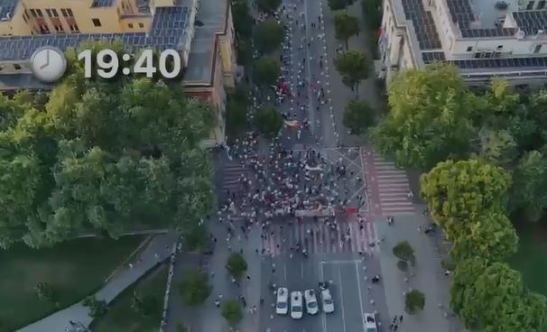 VIDEOLAJM  Dita e 28 të  pamjet me dron zbulojnë pjesëmarrjen në protestë
