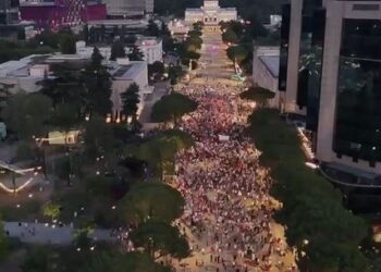 VIDEOLAJM/ Dita e 28-të, pamjet me dron zbulojnë pjesëmarrjen në protestë