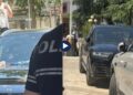 VIDEOLAJM / Protestuesit qëllojnë me vezë dhe plehra makinat e deputetëve, përplasen me Policinë