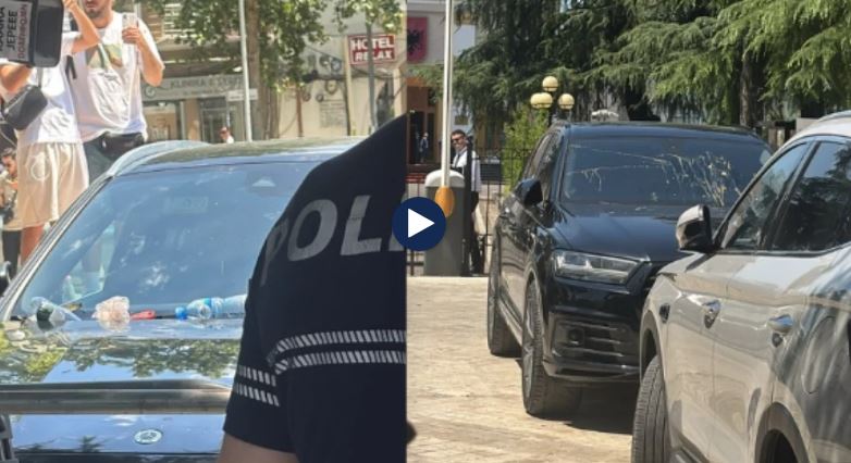 VIDEOLAJM   Protestuesit qëllojnë me vezë dhe plehra makinat e deputetëve  përplasen me Policinë