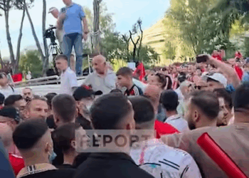 Dalin pamjet, kush janë personat e maskuar me kapuçë të pranishëm në protestën para Kryeministrisë?