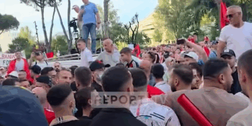 Dalin pamjet, kush janë personat e maskuar me kapuçë të pranishëm në protestën para Kryeministrisë?