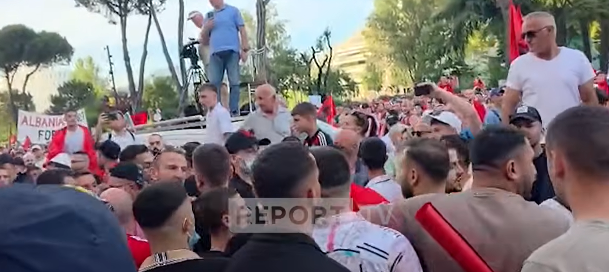 Dalin pamjet  kush janë personat e maskuar me kapuçë të pranishëm në protestën para Kryeministrisë 