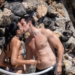 Muaj mjalti pa fund! Dua Lipa dhe Callum Turner shkëmbejnë puthje pasionante në plazh