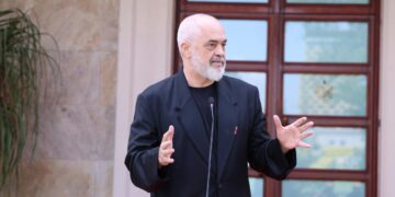 Largohet flamuri i LGBT-së në protestë/ Reagon kryeministri Rama: Kjo nuk është Shqipëria që po ndërtojmë për në BE
