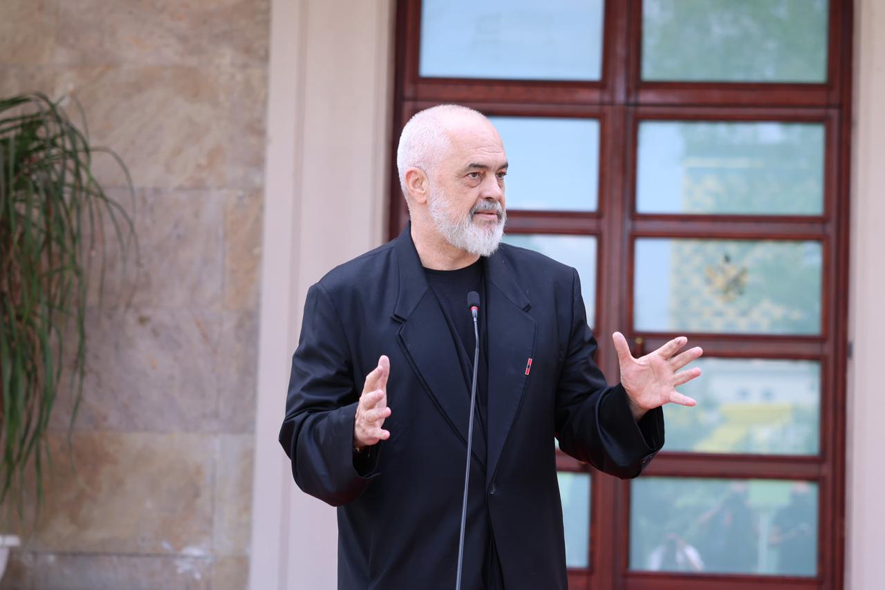 Largohet flamuri i LGBT së në protestë  Reagon kryeministri Rama  Kjo nuk është Shqipëria që po ndërtojmë për në BE