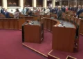 LIVE/ Nis Kuvendi! Deputetët mbajnë një minutë heshtje për policin e vrarë në Maliq