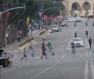 Bulevardi bllokohet me gardh metalik  drejtori i Policisë  Plan masash për ndeshjen me Izraelin  s do të bëjmë ndryshime