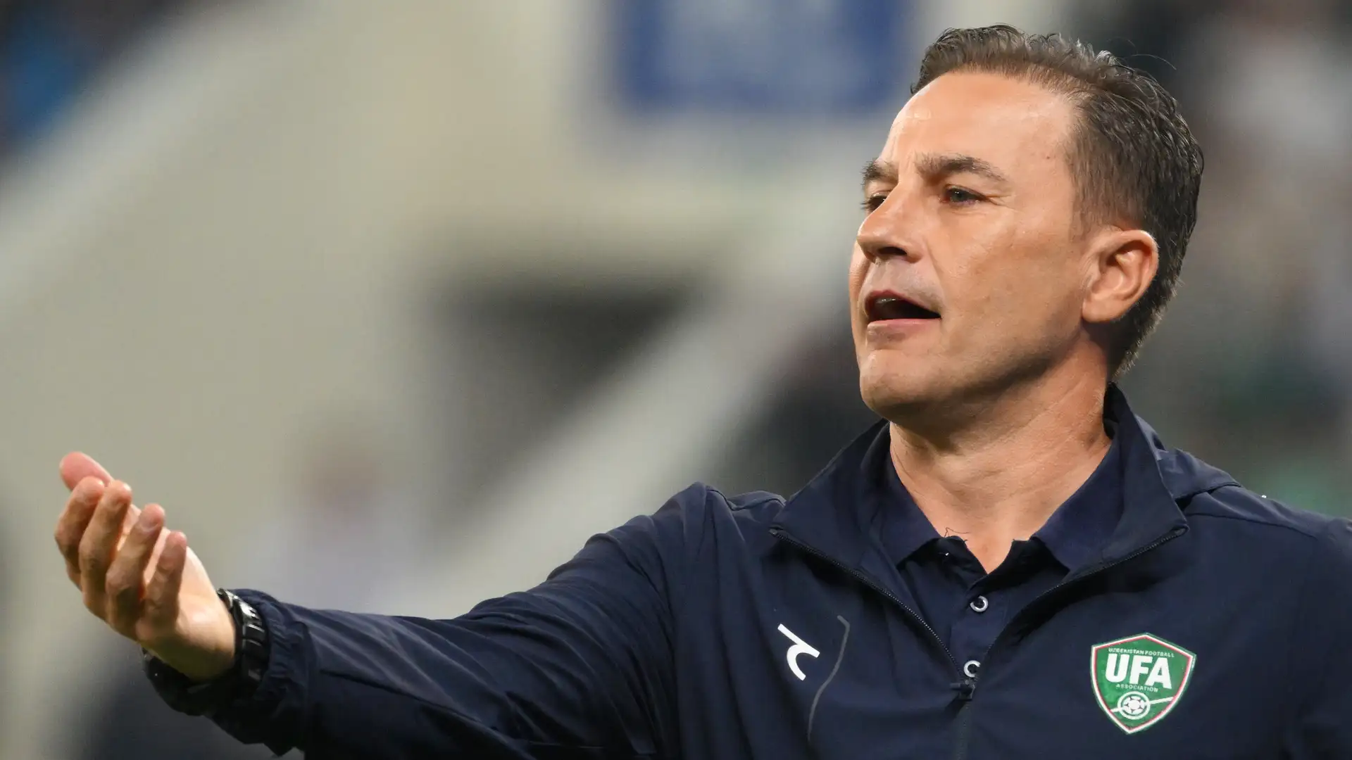 VIDEO  Legjendës italiane të futbollit i ndodh e papritura para miqësores Uzbekistan Holandë  ndalohet nga sigurimi në SHBA dhe 