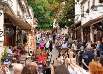 Më pak rezervime për pushime jashtë vendit, rritet interesi për destinacionet vendase