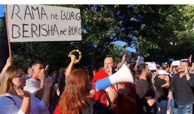 Rama në burg  Berisha në burg   Protestuesit nuk përmbahen ndaj Kryeministrit dhe kreut të opozitës