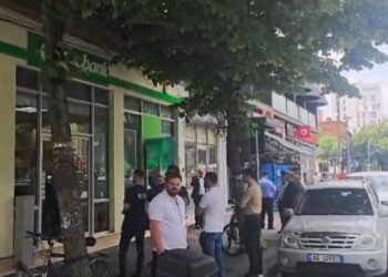 Grabitja me armë e bankës në mes të Tiranës, autori vodhi paratë dhe u largua me skuter
