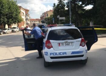 Vrasja në Maliq/ Identifikohet autori, ishte i dënuar me 10 vite burg në mungesë. Zbardhet emri i policit të vrarë dhe të plagosurit