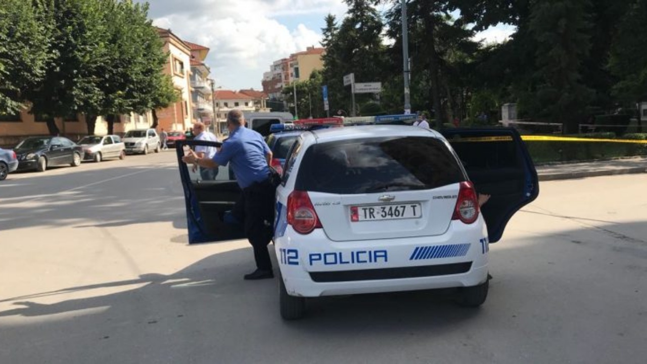 Vrasja në Maliq  Identifikohet autori  ishte i dënuar me 10 vite burg në mungesë  Zbardhet emri i policit të vrarë dhe të plagosurit