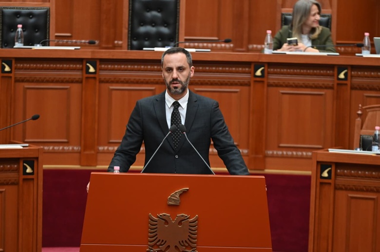 Interpelanca për emigracionin e paligjshëm  Lamallari  Nuk jemi kamp tranziti  as korridor kalimi për trafikimin njerëzor  Reagon opozita