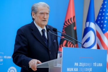 Qytetarët në Tiranë prej 5 ditësh në protestë kundër projektit në Zvërnec  Berisha  E mbështesim  por 