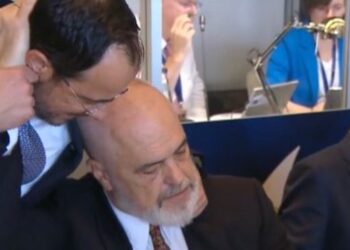 Momente nga salla para samitit të Tivatit: Vuçiç bisedon me Macron, Presidenti i Qipros përqafon Ramën