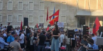 ‘Nuk ndalemi’, njoftimi i protestueses para Kryeministrisë: Të shtunën mblidhemi në Vlorë dhe Tiranë