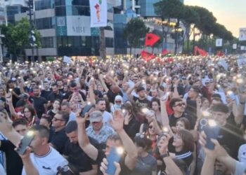 Momente paniku në Bulevard/ Humb një fëmijë, protestuesit bashkëpunojnë për gjetjen e tij