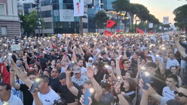Momente paniku në Bulevard  Humb një fëmijë  protestuesit bashkëpunojnë për gjetjen e tij