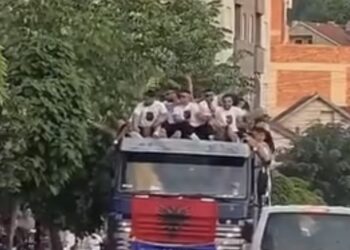 Protestues të Vetëvendosjes zbarkojnë nga Kosova në Tiranë, i bashkohen protestës kundër Ramës (VIDEO)
