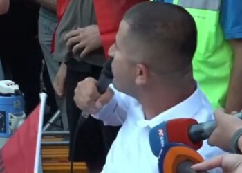 ‘Pse na keni harruar?’/ I riu me aftësi të kufizuara shpërthen ndaj qeverisë në protestë: Na keni marrë frymën për 35 vite