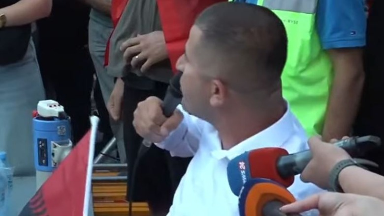  Pse na keni harruar    I riu me aftësi të kufizuara shpërthen ndaj qeverisë në protestë  Na keni marrë frymën për 35 vite