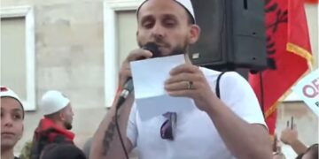 Me plis në kokë, protestuesi: Synimi është që të na heqin dhe të na zëvendësojnë, por Shqipëria është e jona