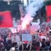 Flakadanë në mes të turmës para kryeministrisë, protestuesi: Po helmoni fëmijët dhe gratë