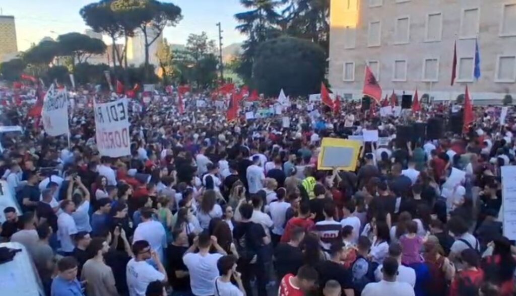 “O ne, o ti, Rame”/ Qytetarët: Nesër e gjithë Shqipëria në Tiranë. Protestë deri në largimin e kryeministrit!