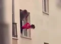 Pamje tronditëse në Ankara/ Babai var në dritare vajzën e tij 3 vjeçare pas një konflikti me bashkëshorten