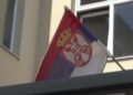 Flamuri serb vendoset në një qendër votimi në Pejë, largohet nga policia e Kosovës
