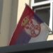 Flamuri serb vendoset në një qendër votimi në Pejë, largohet nga policia e Kosovës