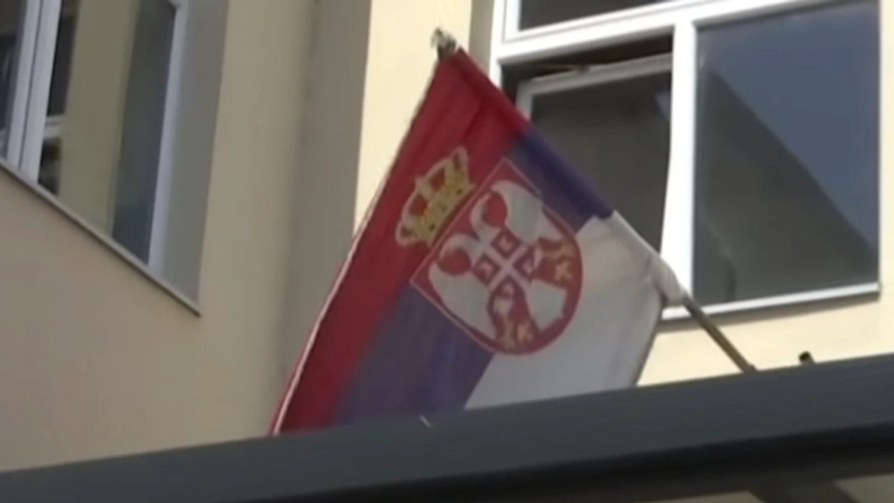 Flamuri serb vendoset në një qendër votimi në Pejë  largohet nga policia e Kosovës
