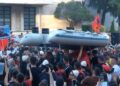 Simbol i emigrimit, protestuesit sjellin gomonen para kryeministrisë