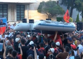 Simbol i emigrimit, protestuesit sjellin gomonen para Kryeministrisë